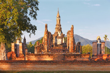 Obraz premium A view of the Sukhothai Historical Park at dusk, Thailand