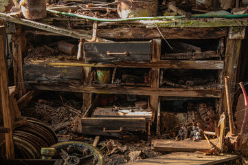 山の中に残されたリフトの駅舎の廃墟