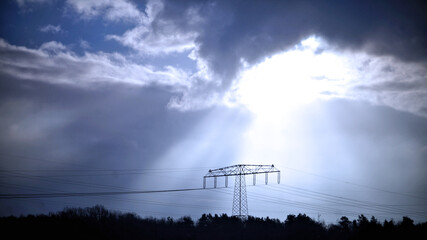 Sonneschein durch Wolken auf ein Feld - obrazy, fototapety, plakaty