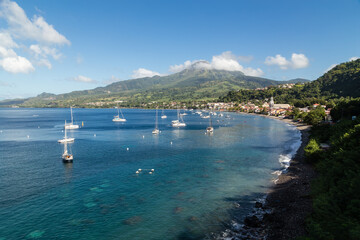 Rade de Saint Pierre illuminée par le soleil tropical et Montagne Pelée au sommet légèrement encadré par des nuages. Martinique