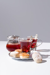 Té rojo con pasteles y dulces sobre mármol