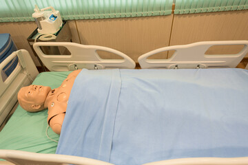 Obraz premium Patient dummy for nurse or doctor student study in university.Patient mannequin for teaching in the medical ward.