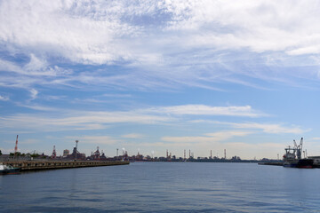 【工場風景】工業地帯の秋空