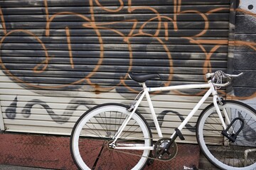 【街角風景】落書きされたシャッターと自転車
