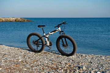 Obraz premium Parked on the beach bike waiting for the continuation