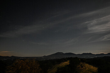 Obraz premium 嬬恋村から望む浅間山の星空，群馬県嬬恋村