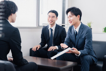 雰囲気良く商談をするビジネスマン