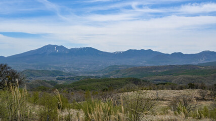 嬬恋村から望む春の浅間山，群馬県嬬恋村