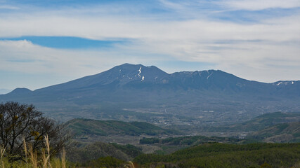 Fototapeta premium 嬬恋村から望む春の浅間山，群馬県嬬恋村