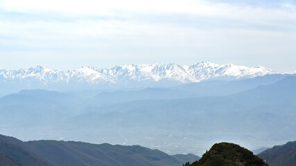 残雪の山々と北アルプス，浅間・白根・志賀さわやか街道からの眺望／群馬県中之条町