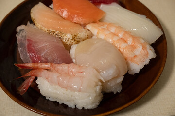 皿に並んだ複数の寿司