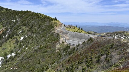 浅間・白根・志賀さわやか街道から望む残雪の山々，群馬県中之条町