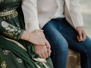 Fototapeta premium couple holding hands