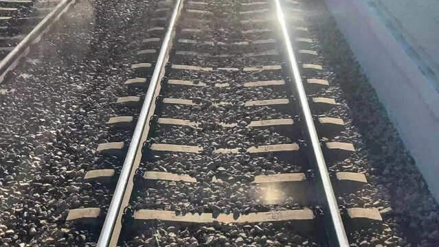 V&iacute;as de tren. POV. Plano subjetivo de las v&iacute;as del tren. V&iacute;as de tren con catenaria.