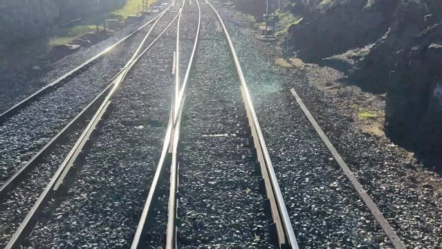 V&iacute;as de tren. POV. Plano subjetivo de las v&iacute;as del tren. V&iacute;as de tren con catenaria.