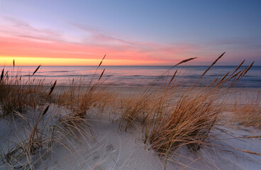 Krajobraz wybrzeża Morza Bałtyckiego, w pastelowych barwach zachodzącego słońca, Kołobrzeg,...