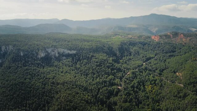 Drohnen-Video: Berglandschaft mit See und Staudamm