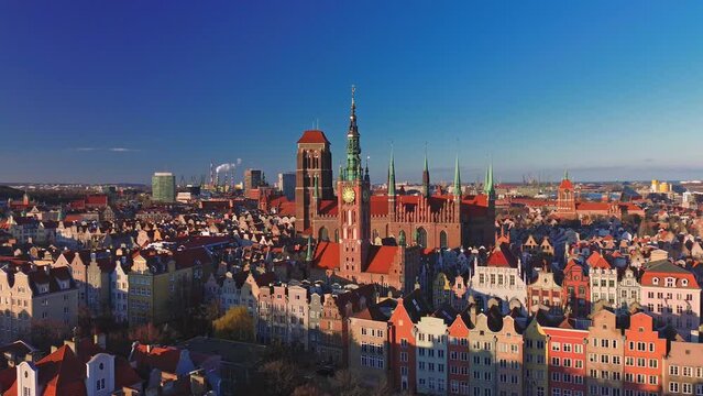Gdańsk Długi Targ. Ratusz na Gł&oacute;wnym Mieście w Gdańsku. Tr&oacute;jmiasto. Pomorskie. Widok z lotu ptaka. Fotografia z drona. Stare Miasto, Star&oacute;wka.
