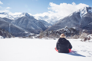 Fototapeta na wymiar persona sentado en la nieve