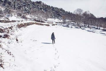 persona andando en la nieve