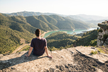 Naklejka premium chico mirando el paisaje 