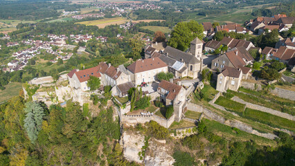 Berceau du célèbre Vin jaune, Château-Chalon veille sur ses vignes du haut de la falaise. Ce...