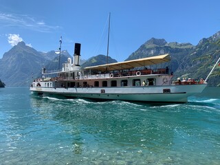 Altes Dampfschiff / Passagierschiff auf dem Vierwaldstättersee in der Bergwelt der Schweiz.