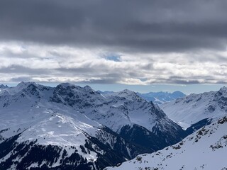 Fototapeta na wymiar Panorama Berge schneebedeckt - Schneeberge / Bergwelt und Bergspitzen im Montafon im Vorarlberg in Österreich