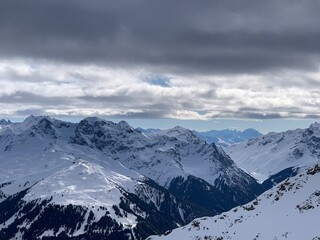 Fototapeta premium Panorama Berge schneebedeckt - Schneeberge / Bergwelt und Bergspitzen im Montafon im Vorarlberg in Österreich