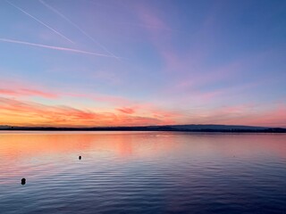 Obraz premium Sonnenuntergang am Zugersee in Zug, See und Stadt in der Schweiz