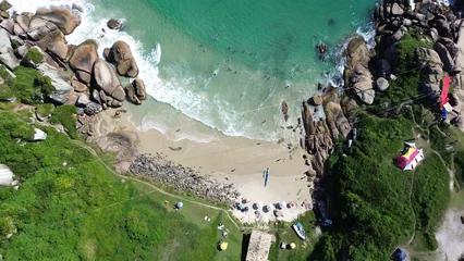 Poster Praia em Santa Catarina com montanhas verdes e rochas. Bela imagem de praia brasileira com água cristalina no litoral catarinense. Fundo com natureza © Argos