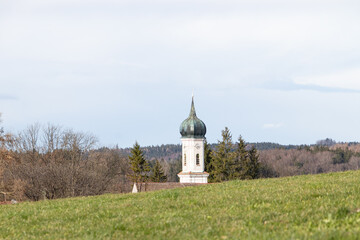 Kirche Sankt Leonhard in Bauerbach bei Weilheim in Oberbayern