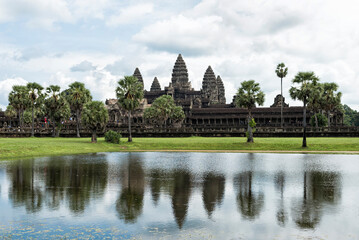 Fototapeta na wymiar Angkor Wat and its reflection on the lake