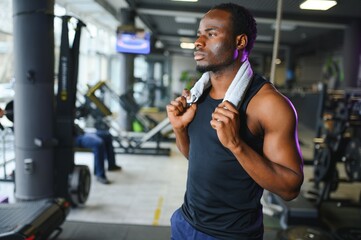 Fototapeta na wymiar Young African-American man in a gym preparing to exercise