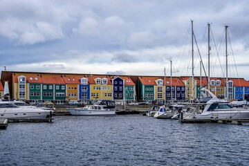 Fortified harbor in Hellevoetsluis with colored houses.
Hellevoetsluis, Hellevoet, Voorne aan Zee, South Holland, Netherlands, Holland, Europe.
