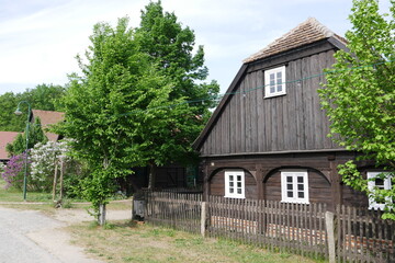 Fototapeta na wymiar Umgebindehaus aus Schrotholz im Erlichthof Rietschen im sorbisch-sächsischen Dorf