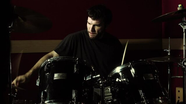 Drummer who plays an extremely rhythm of rock music