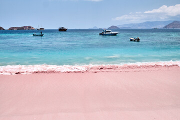 Komodo - Pink Beach - 744896199