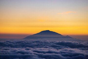 Fototapeta premium Golden Horizon: A Majestic Sunset Over Mt. Meru