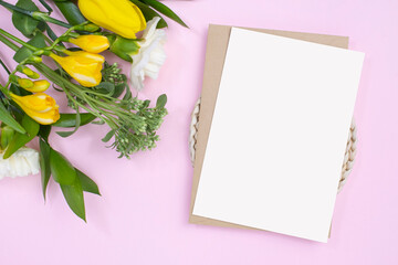 꽃과 카드 목업