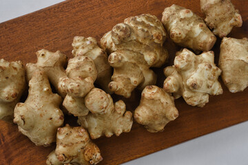 日本の伝統野菜　菊芋（キクイモ、きくいも）白背景　コピースペースあり
Japanese traditional vegetable Kikuimo, white background with copy space