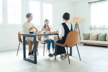 笑顔で食卓を囲む親子