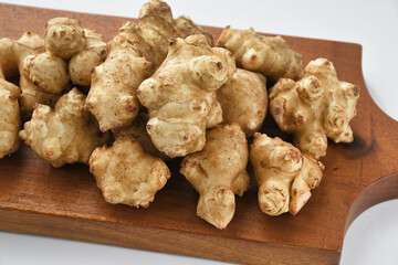 日本の伝統野菜　菊芋（キクイモ、きくいも）白背景　コピースペースあり
Japanese traditional vegetable Kikuimo, white background with copy space