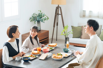 ダイニングで食事する親子
