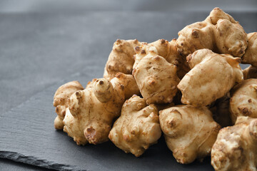 日本の伝統野菜　菊芋（キクイモ、きくいも）黒背景　コピースペースあり
Japanese traditional vegetable Kikuimo, white background with copy space