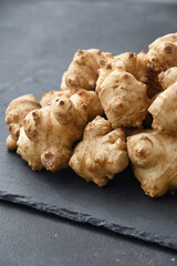 日本の伝統野菜　菊芋（キクイモ、きくいも）黒背景　コピースペースあり
Japanese traditional vegetable Kikuimo, white background with copy space