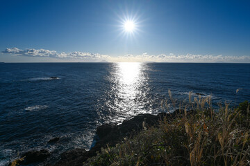 冬の低い太陽と岬の先に広がる太平洋 © Keiichi Wakui