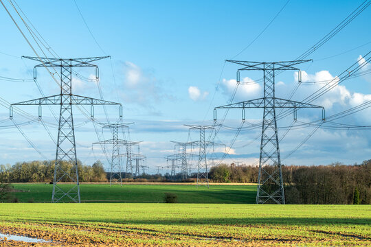 Pylones de ligne &agrave; tr&egrave;s haute tension en provenance de la centrale nucl&eacute;aire de Paluel en Seine-maritime