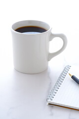 Obraz na płótnie Canvas お気に入りのマグカップに淹れたてのコーヒーを入れてひと休みしているイメージ 