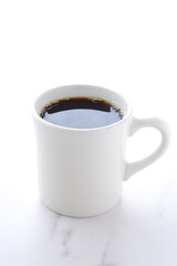 
お気に入りのマグカップに淹れたてのコーヒーを入れてひと休みしているイメージ
